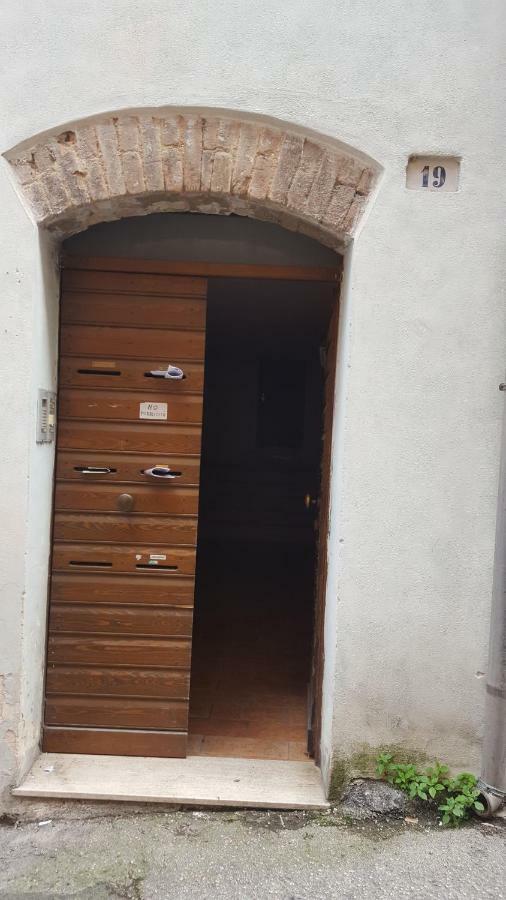 Via Della Posterna Appartement Spoleto Buitenkant foto